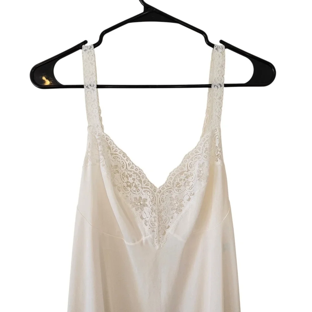 Vassarette Vintage White Lace Trim Full Slip Antron III Nylon 40F Made in USA